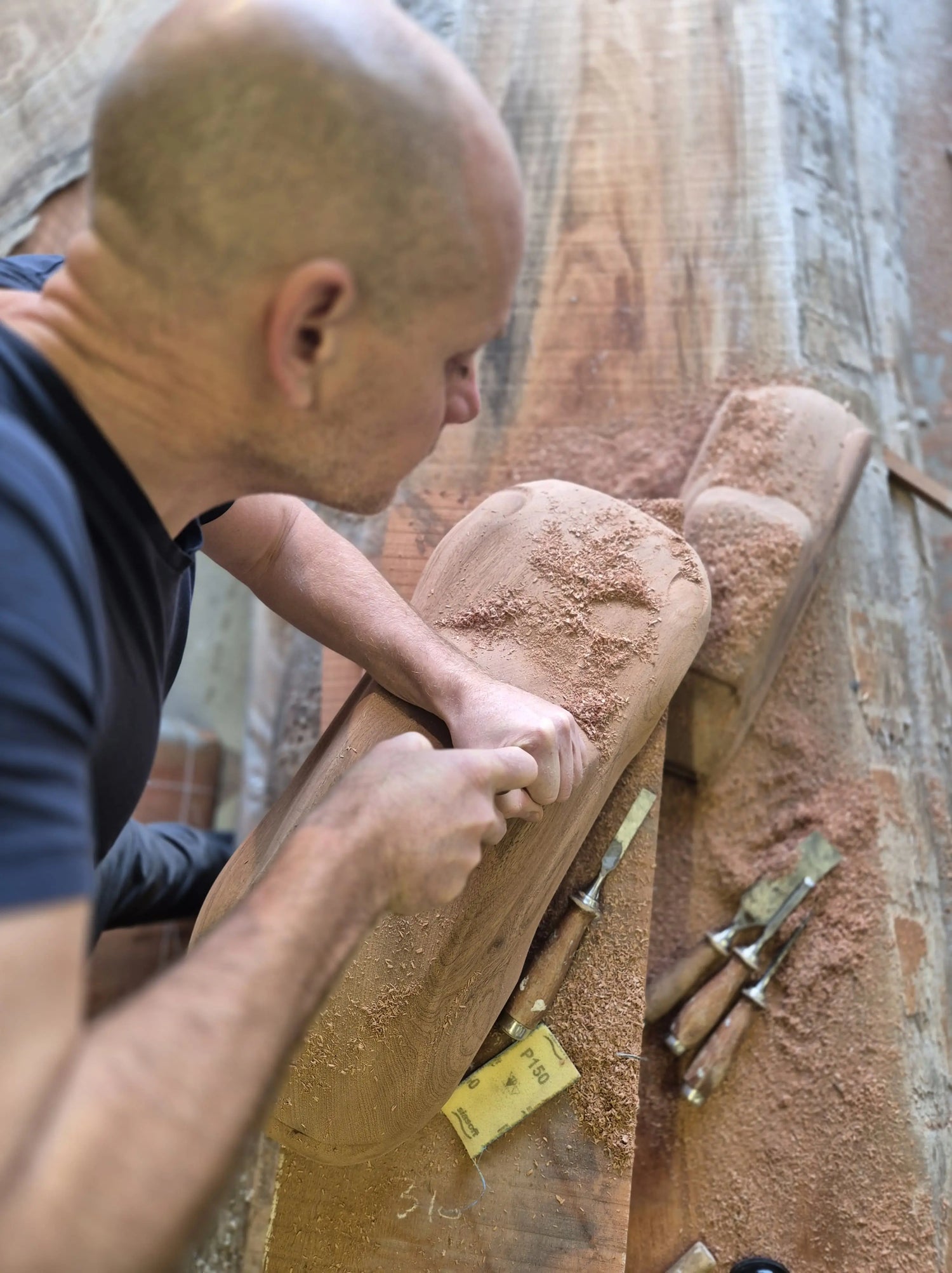 David Voisin (Maison V&P) ébéniste et artisan d'art français en train de sculpter une oeuvre d'art automobile "Epure" à la main
