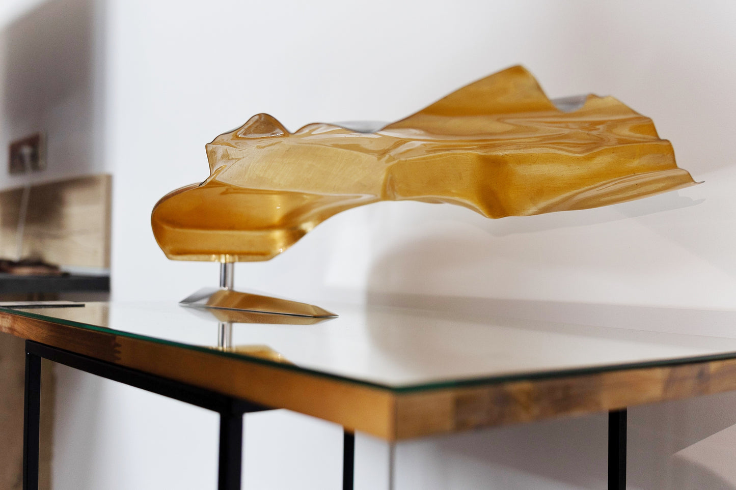 Metal sheet automotive sculpture with silver and gold finish representing GT draped, created by Frédéric Girard, limited edition of 8, 45 x 19 cm format. Under view showcasing the iconic curves and the meticulous attention to each sculpted detail, a collector’s piece for automotive and fine craftsmanship enthusiasts.