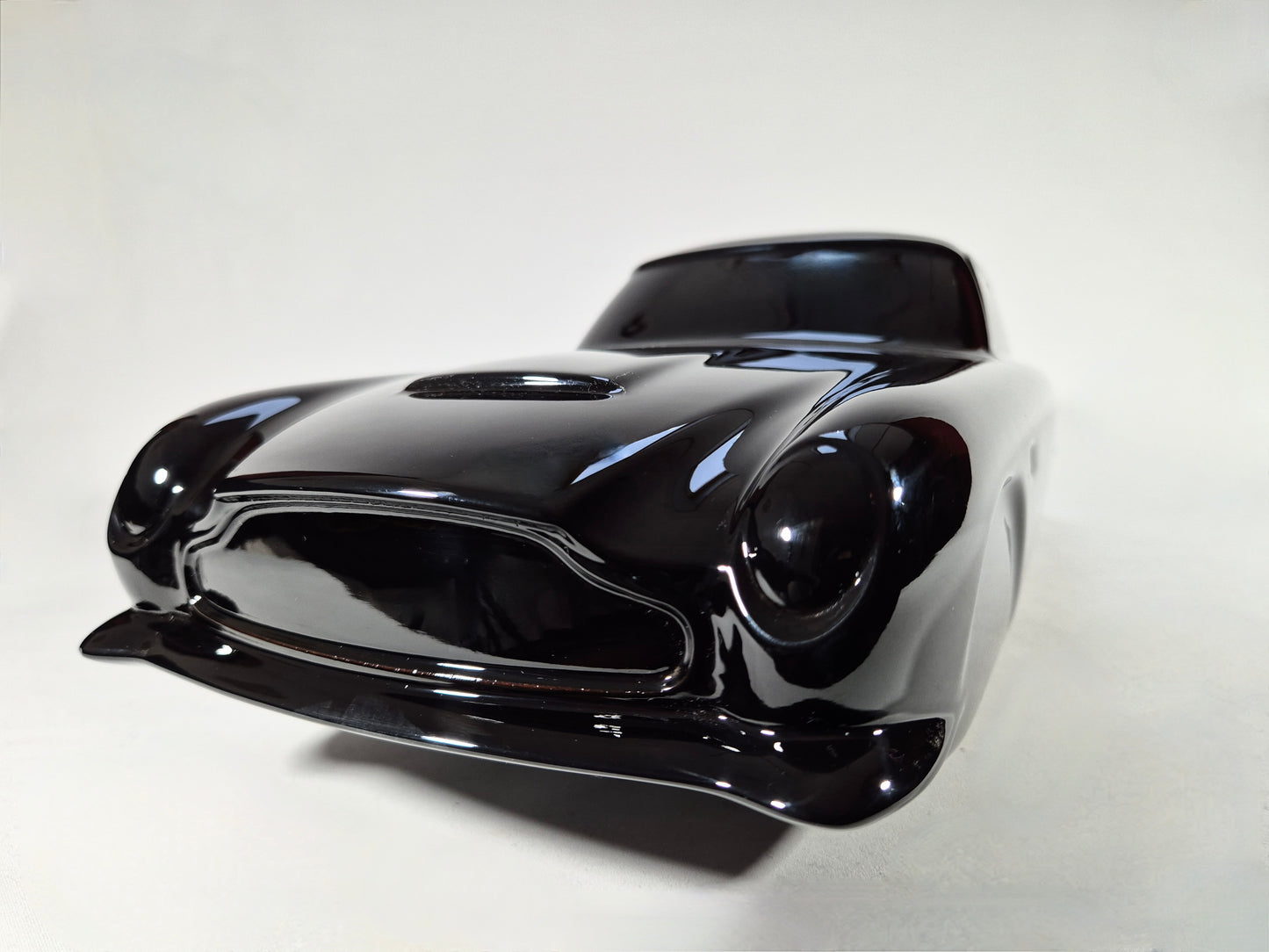 SCULPTURE ASTON MARTIN DB5 JAMES BOND EN BOIS
