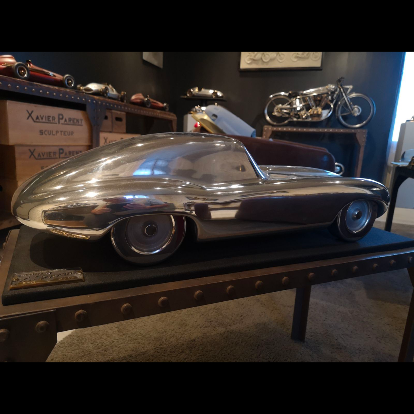 SCULPTURE JAGUAR TYPE-E EN ALUMINIUM POLYMIRROIR