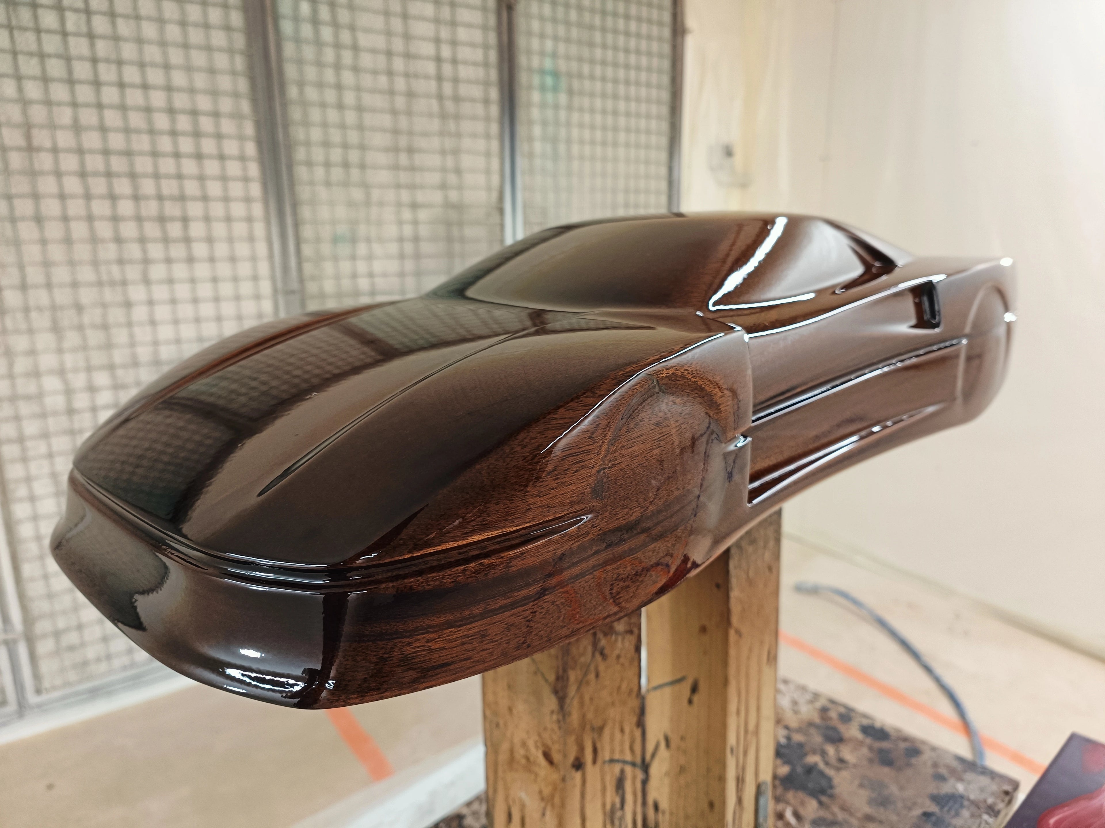 Sculpture automobile Ferrari F40 en bois d'acajou dans l'atelier de David Voisin (Maison V&P) en train d'être vernie (mat ou haut brillant)