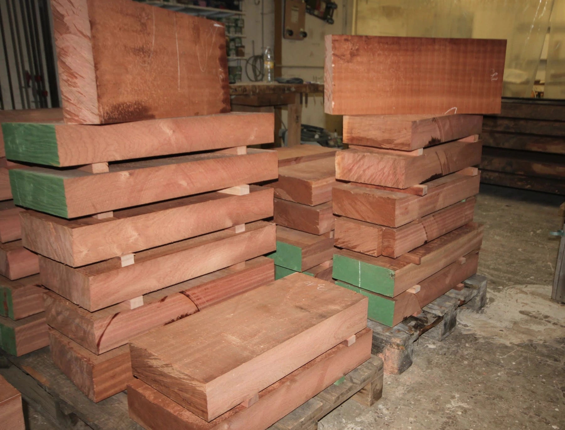 Morceaux de bois d'acajou empilés dans l'atelier de David Voisin (Maison V&P) en attendant d'être usinés en sculptures automobiles