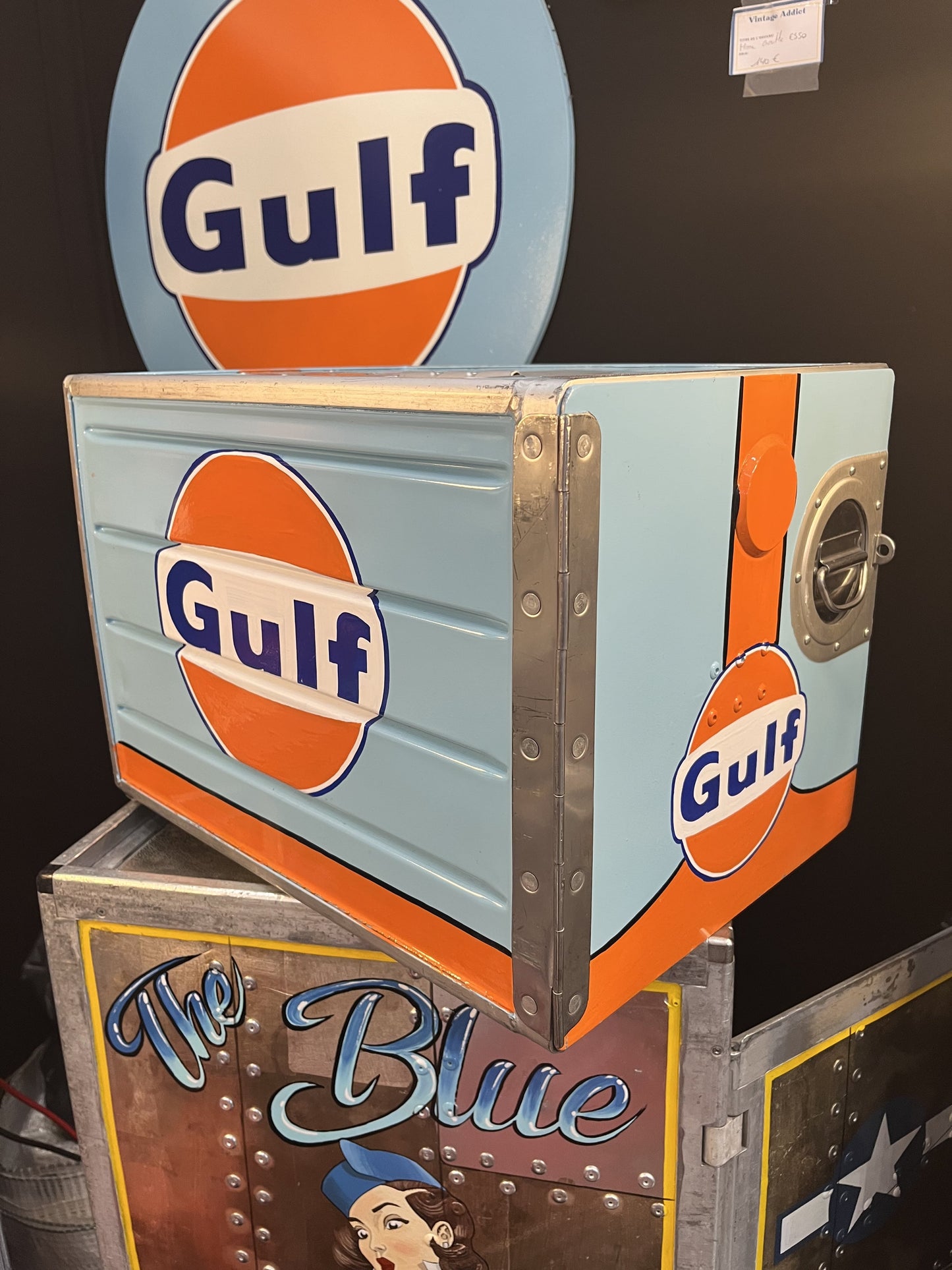 Gulf orange blue hand-painted custom automotive galley box, created by Mathieu Ollevier from Vintage Addict, limited edition of 8, 40x28x28 cm format. 3/4 view showcasing the handpainted detail, a collector’s piece for automotive, vintage and aviation enthusiasts.