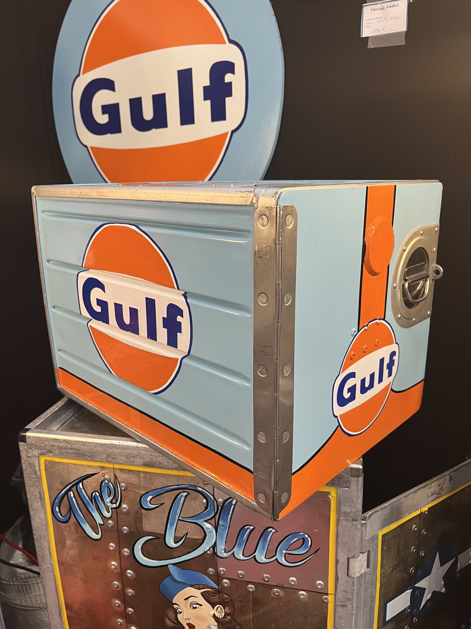 Gulf orange blue hand-painted custom automotive galley box, created by Mathieu Ollevier from Vintage Addict, limited edition of 8, 40x28x28 cm format. 3/4 view showcasing the handpainted detail, a collector’s piece for automotive, vintage and aviation enthusiasts.
