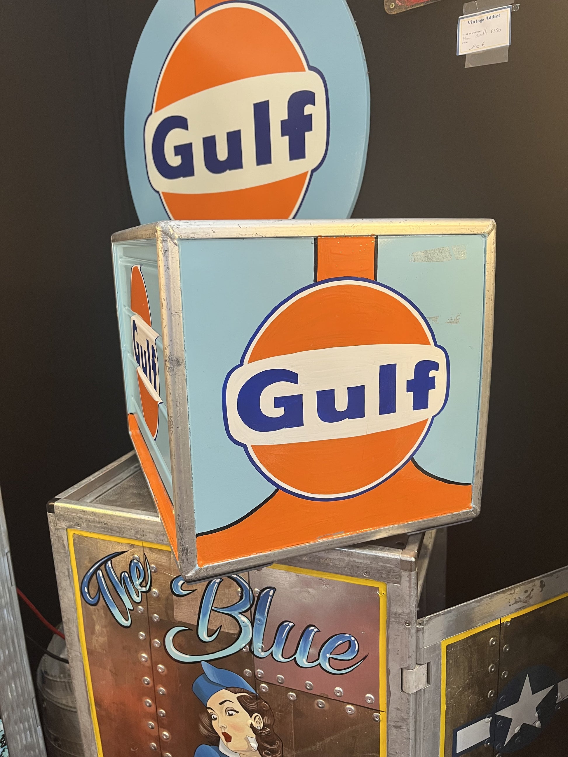 Gulf orange blue hand-painted custom automotive galley box, created by Mathieu Ollevier from Vintage Addict, limited edition of 8, 40x28x28 cm format. Back view showcasing the handpainted detail, a collector’s piece for automotive, vintage and aviation enthusiasts.