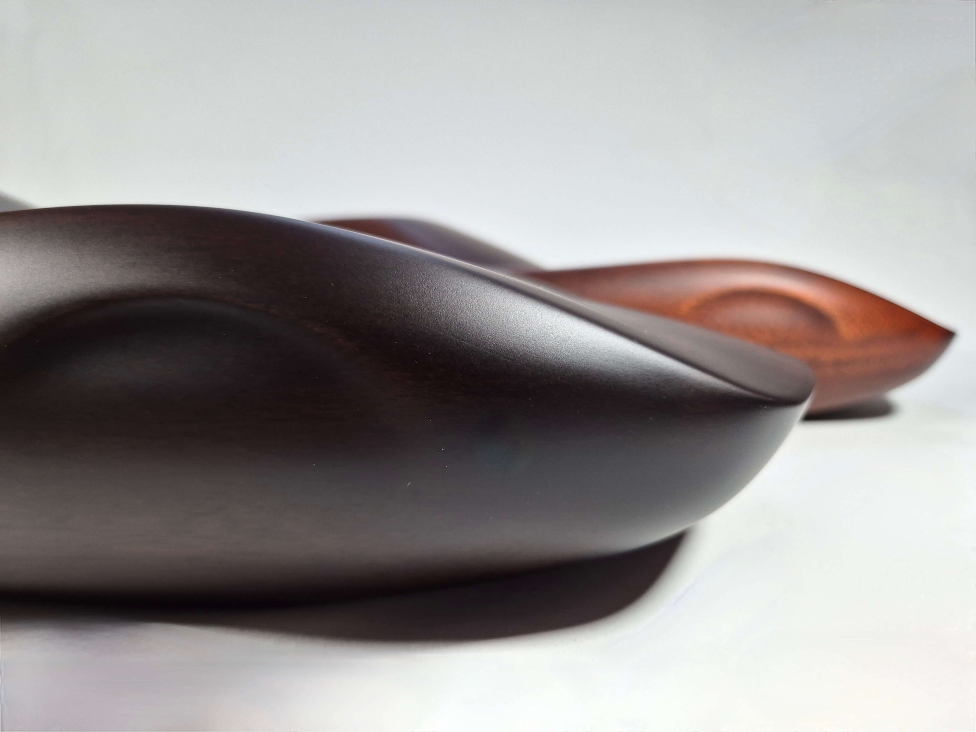 Solid mahogany sculpture with ebony matte finish representing a Lamborghini Miura, created by David Voisin from Maison V&P, limited edition, 30x66 cm. Close-up of the nose revealing the fluidity of lines and the finesse of the sculpted curves of this iconic supercar, a collector’s piece for automotive and fine craftsmanship enthusiasts.