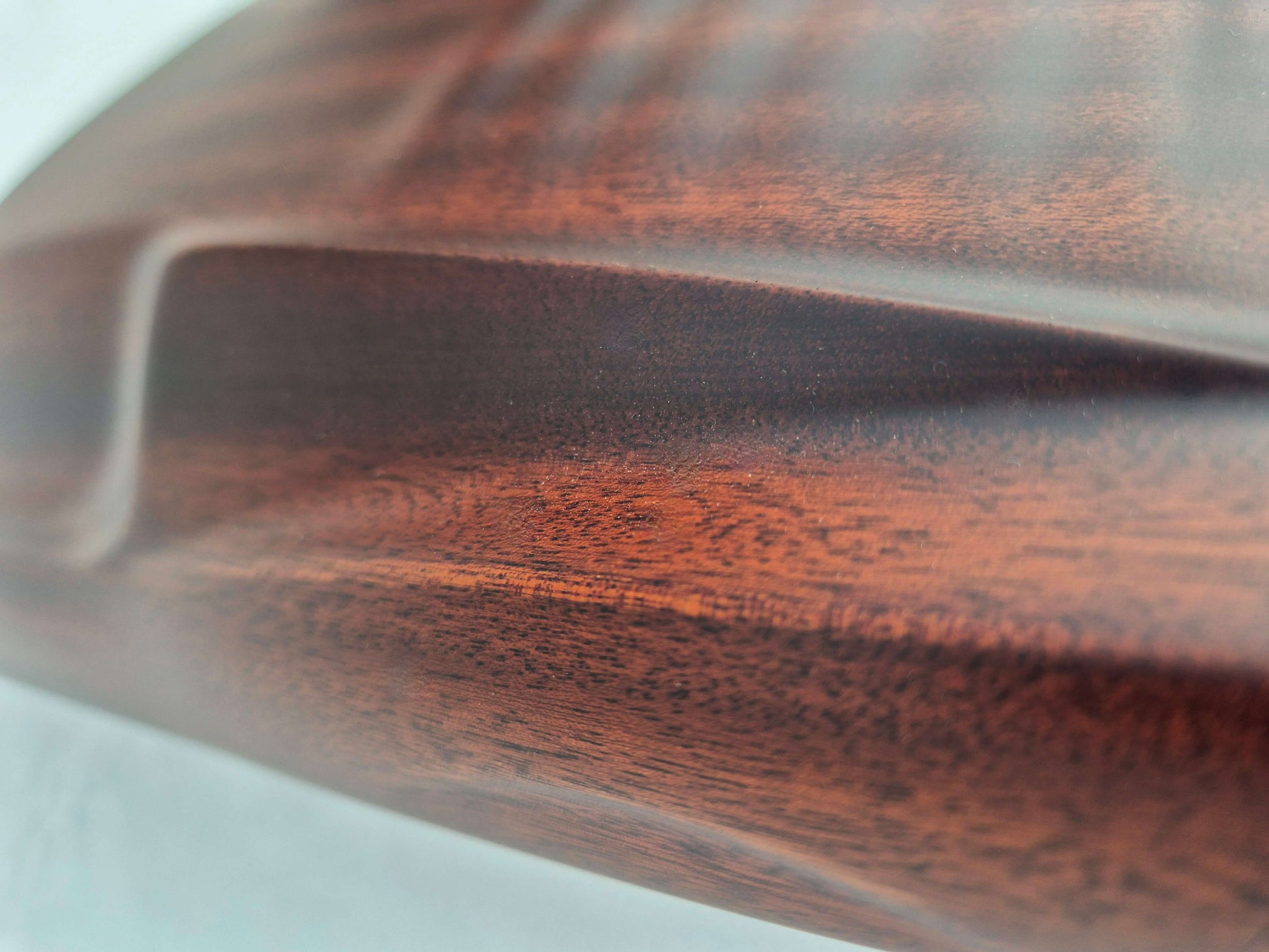 Solid mahogany sculpture with natural matte finish representing a Lamborghini Miura, created by David Voisin from Maison V&P, limited edition, 30x66 cm format. Close-up of the window showcasing the precision of the craftsmanship and the finesse of the lines of this legendary supercar, a collector’s piece for automotive and fine craftsmanship enthusiasts.