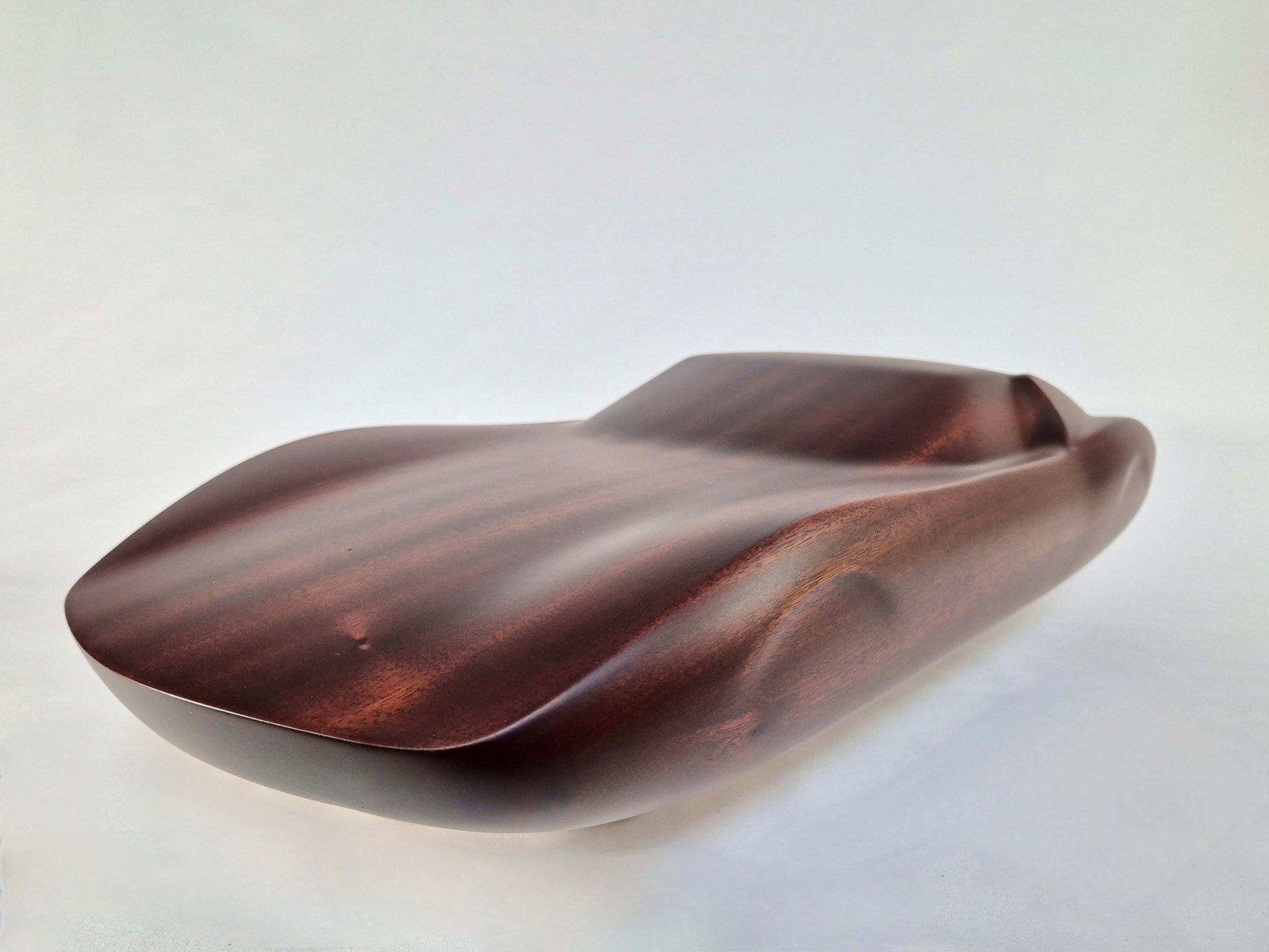 Solid mahogany sculpture with natural matte finish representing a Lamborghini Miura, created by David Voisin from Maison V&P, limited edition, 30x66 cm format. Front left view highlighting the iconic front end and sculptural lines of this legendary supercar, a collector’s piece for automotive and fine craftsmanship enthusiasts.