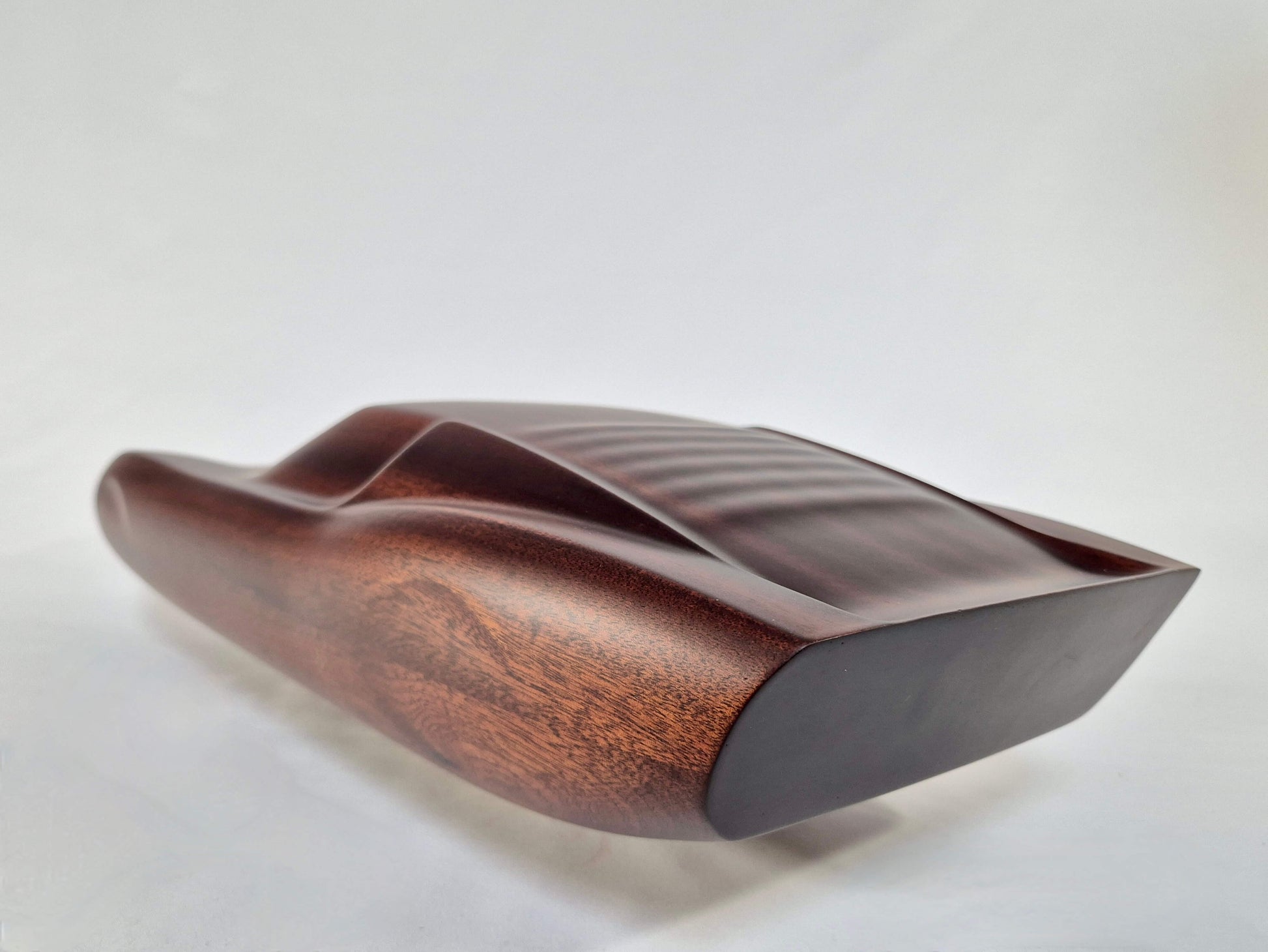 Solid mahogany sculpture with natural matte finish representing a Lamborghini Miura, created by David Voisin from Maison V&P, limited edition, 30x66 cm format. Three-quarter rear view showcasing the iconic curves and the meticulous attention to each sculpted detail, a collector’s piece for automotive and fine craftsmanship enthusiasts.