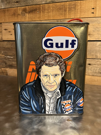 Steve McQueen Gulf hand-painted custom vintage automotive vintage automotive oil can, created by Mathieu Ollevier from Vintage Addict, limited edition of 10, 23x17 cm format. Front view showcasing the handpainted detail, a collector’s piece for automotive, vintage and art enthusiasts.