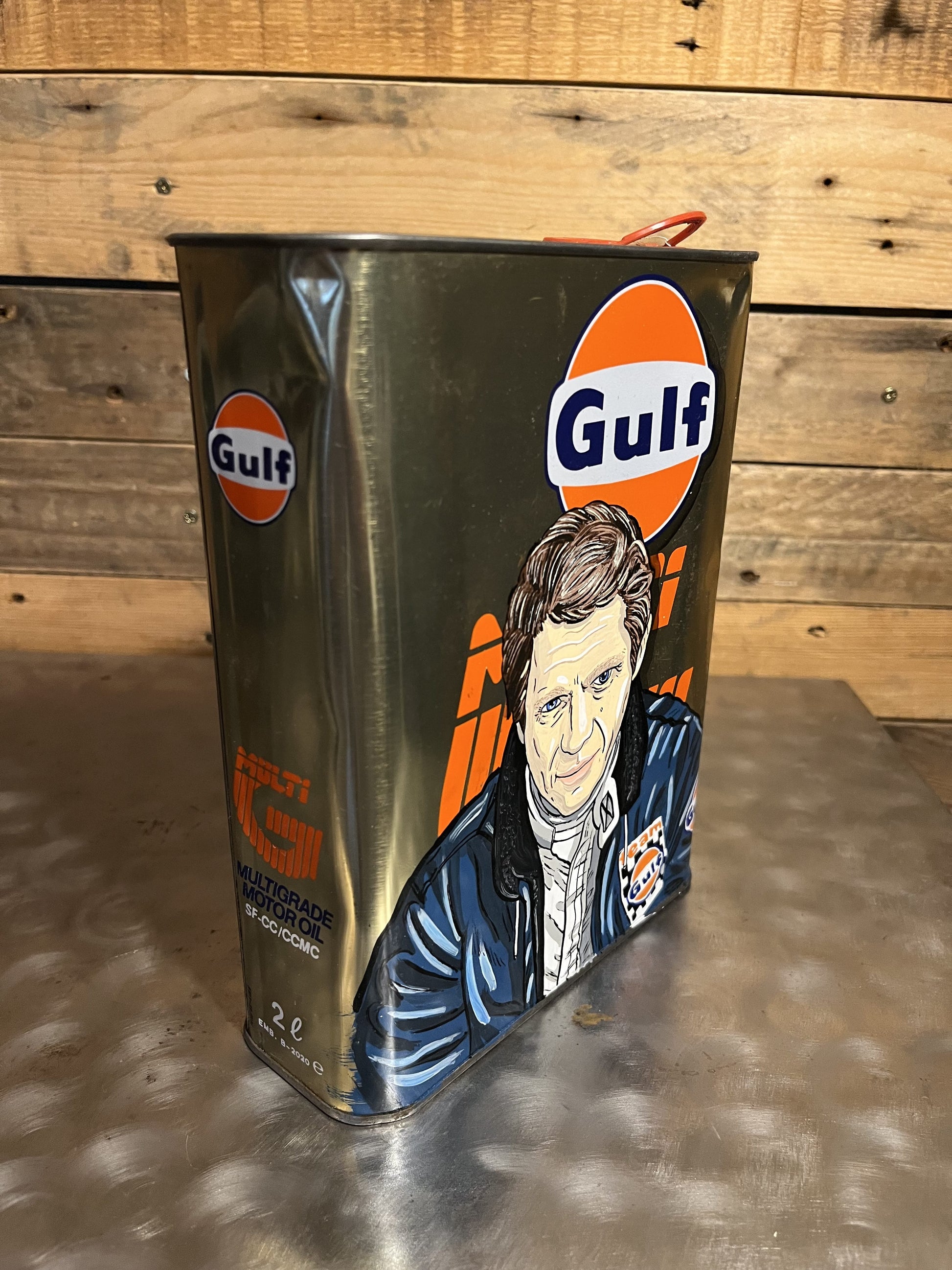 Steve McQueen Gulf hand-painted custom vintage automotive vintage automotive oil can, created by Mathieu Ollevier from Vintage Addict, limited edition of 10, 23x17 cm format. Right view showcasing the handpainted detail, a collector’s piece for automotive, vintage and art enthusiasts.